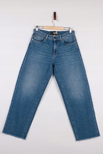 Przejdź do produktu Love Moschino śliczne damskie spodnie jeans koloru niebieskiego